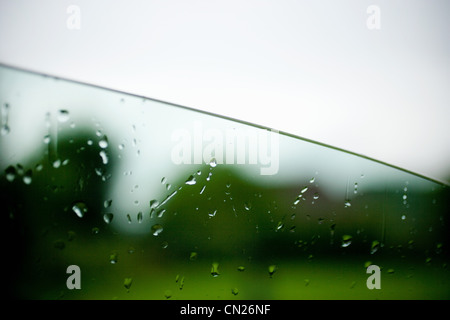 Gocce di pioggia sulla finestra auto Foto Stock