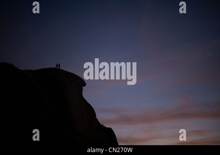 Arrampicatori al tramonto, Joshua Tree National Park, California, Stati Uniti d'America Foto Stock