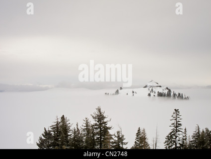Snow capped mountain nella nebbia, Lake Tahoe, CALIFORNIA, STATI UNITI D'AMERICA Foto Stock