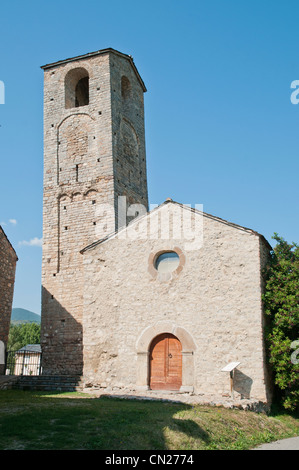 Chiesa di Santa Eugènia de Nerellà nella valle di Cerdanya, Spagna. Conosciuta come la 'torre di Pisa della Cerdanya', in quanto la torre è inclinata. Foto Stock