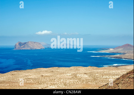 Guardando dall'isola di La Graciosa verso Isla de Montaña Clara, Isole Canarie, Canarie, Spagna Foto Stock