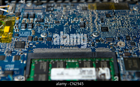 L'interno di un Apple Macintosh computer MacBook Pro che mostra vari circuiti e trucioli Foto Stock