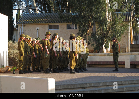 Un gruppo di giovani reclute femmina dell'esercito israeliano in una base di fanteria training camp in Israele Foto Stock