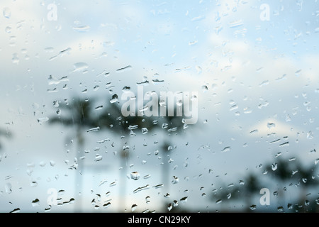 Gocce di pioggia sulla finestra auto Foto Stock