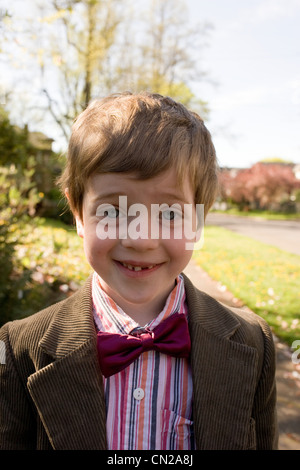 Ritratto di ragazzo che indossa il filtro bow tie e giacca Foto Stock