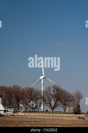 Galva, Iowa - una turbina eolica in una fattoria in western Iowa. Foto Stock