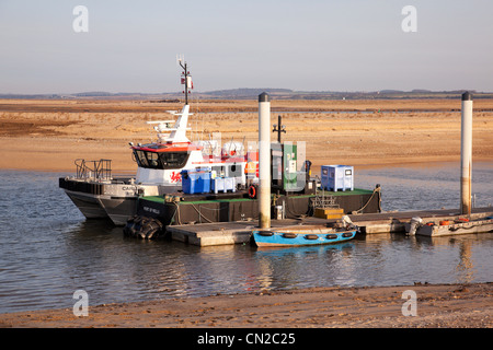 Barche di ri-follatura a Wells-Next-The-Sea jetty, North Norfolk. Foto Stock