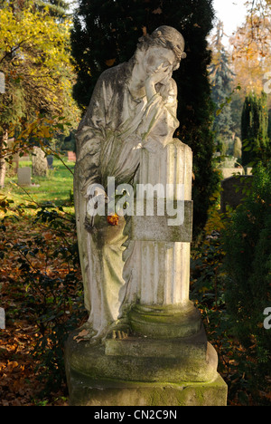 Grave, tomba con angelo, Dreifaltigkeitsfriedhof II cimitero sulla Bergmannstrasse street, quartiere Kreuzberg di Berlino, Germania, Europa Foto Stock