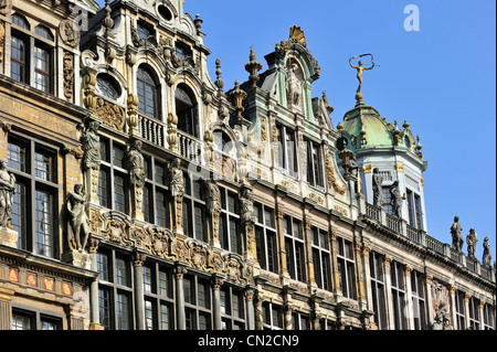 Facciate decorate con ornamenti di pietra del borgo medievale di guildhalls sulla Grand Place / Grote Markt a Bruxelles, in Belgio Foto Stock