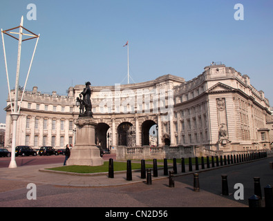 Admiralty Arch, Londra UK, guardando dal Mall verso Trafalgar Square. Foto Stock