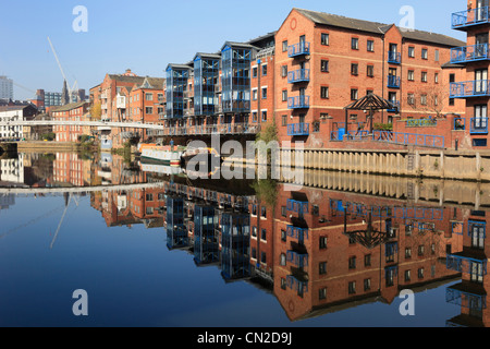 Vista del Centenario ponte sul fiume Aire con nuovo lungomare appartamenti residenziali su Albany Wharf. Le chiamate Leeds Yorkshire England Regno Unito Foto Stock