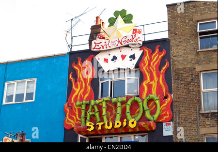 Negozio di esposizione al mercato Camden Foto Stock