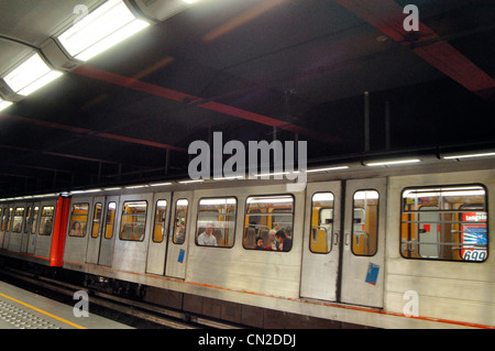 Il Belgio, Bruxelles, il treno della metropolitana, la stazione della metropolitana di piattaforma Foto Stock