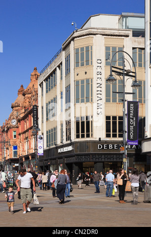 Briggate Leeds Yorkshire England Regno Unito. Strada trafficata scena con persone di shopping in centro città al di fuori del negozio Debenhams Foto Stock
