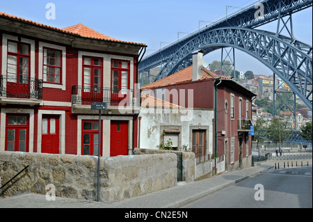 Porto case con D. Luiz ponte in background Foto Stock