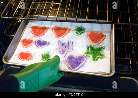 Pan di Zucchero i cookie essendo collocato in un forno Foto Stock