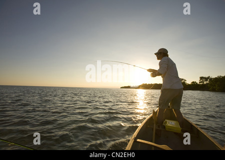 L'uomo la pesca dalla barca, Florida Keys, STATI UNITI D'AMERICA Foto Stock