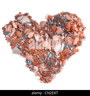 A forma di cuore eyeshadows frantumato isolati su sfondo bianco Foto Stock