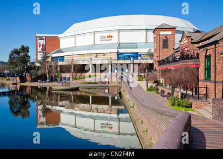 Il Birmingham canal davanti al National Indoor Arena NIA Birmingham West Midlands England Regno Unito GB EU Europe Foto Stock