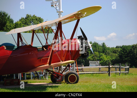 Un biplano a un vecchio campo di aviazione Foto Stock