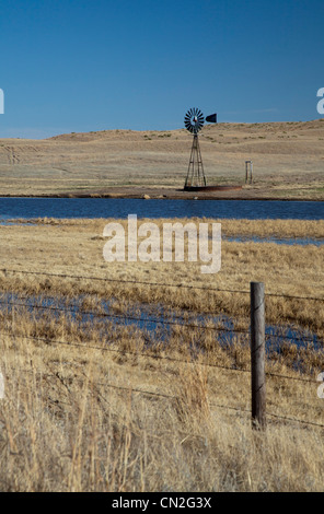 Un mulino a vento nel Nebraska colline di sabbia Foto Stock