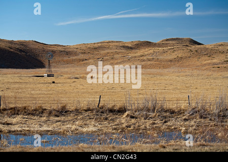 Un mulino a vento nel Nebraska colline di sabbia Foto Stock