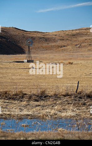 Un mulino a vento nel Nebraska colline di sabbia Foto Stock