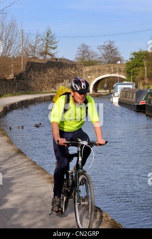 Ciclista sul traino-percorso di Leeds e Liverpool Canal, Leeds, West Yorkshire Foto Stock