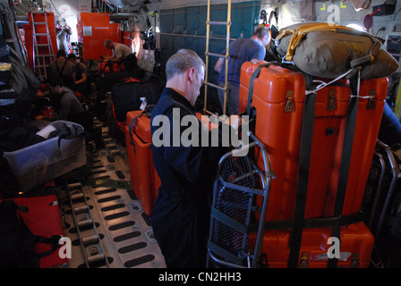 I paracadutisti della Guardia Nazionale aerea, dalla 129th Rescue Wing preparare le forniture mediche da far scendere da un aereo della Guardia Costiera HC-130 Hercules al Clipper Venture 6, uno yacht a vela di 67 piedi con tre persone ferite a bordo, Sabato, 31 Marzo 2012. Il Centro di coordinamento del soccorso della Guardia Costiera ad Alameda, California, sta coordinando gli sforzi per salvare le tre persone ferite 400 miglia ad ovest di San Francisco. Foto Stock