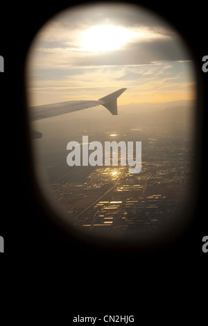 Vista attraverso la finestra di aeroplano, Portland, Oregon, Stati Uniti d'America Foto Stock