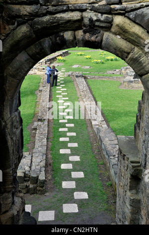 Arcate in pietra e percorso in Abbazia di Kirkstall e le rovine del monastero cistercense, Leeds, West Yorkshire Foto Stock