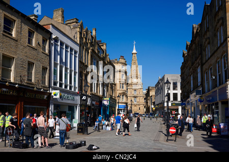 Ricerca di Princess St verso il Municipio di Halifax, West Yorkshire Regno Unito Foto Stock