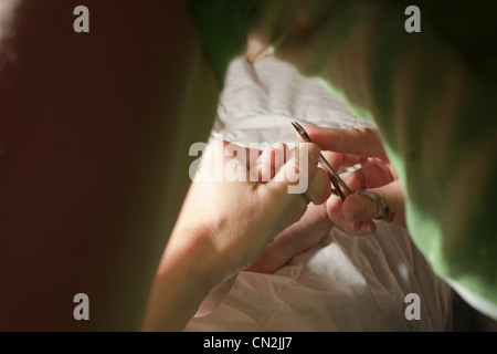 Madre figlio di taglio la toenails Foto Stock