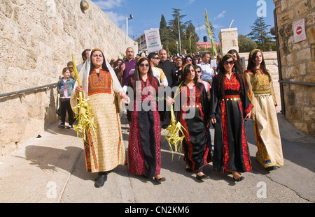 I cristiani palestinesi prendere parte nella processione della Domenica delle Palme a Gerusalemme Foto Stock