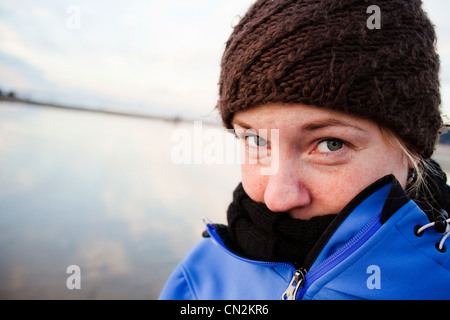 Donna sulla spiaggia in inverno Foto Stock