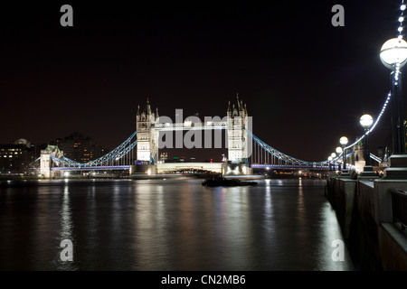 Il Tower Bridge su fiume Thames, London, Regno Unito Foto Stock