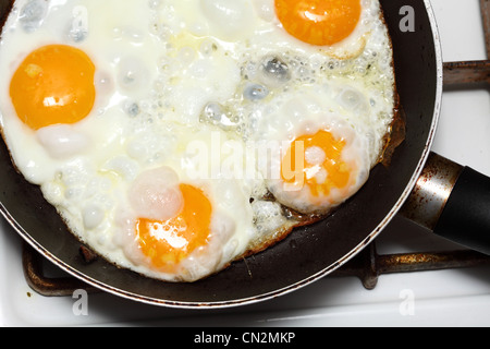 Pentola piena di le uova strapazzate in padella Foto Stock