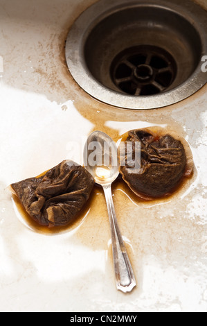 Cucchiaino e teabags nel lavello da cucina Foto Stock