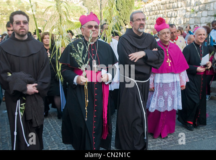 Il Patriarca Latino di Gerusalemme Fouad Twal prendere parte nella processione della Domenica delle Palme a Gerusalemme Foto Stock