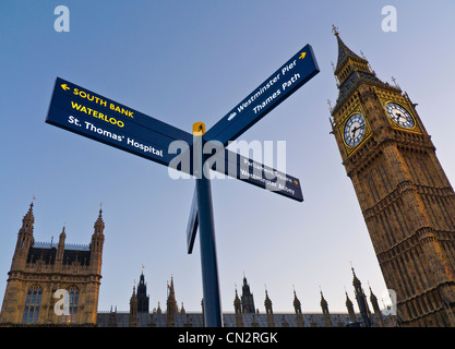 Segno posto a Westminster indirizzare i visitatori a punti di interesse Big Ben Clock Tower e il palazzo del Parlamento dietro London REGNO UNITO