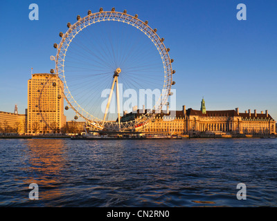 London Eye County Hall e la Shell HQ South Bank dal Molo di Westminster Victoria Embankment al tramonto Westminster Londra Inghilterra REGNO UNITO Foto Stock