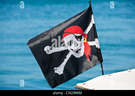 Sorridente bandiera pirata velo rosso occhio nero patch Teschio e Ossa Croce Foto Stock