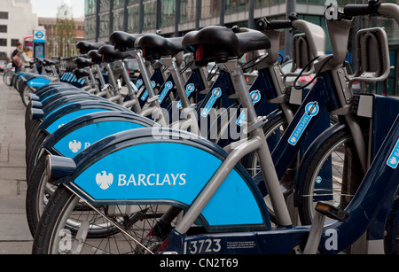 Un rango di "Boris Bikes' - biciclette in affitto nel centro di Londra, Regno Unito. DOF poco profondo. Foto Stock