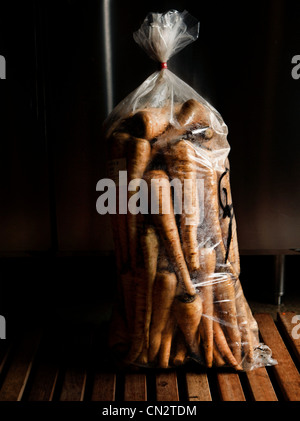 Il sacchetto in plastica di pastinaca Foto Stock