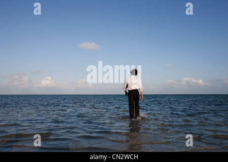 Imprenditore in piedi in mare Foto Stock