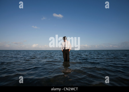 Imprenditore in piedi in mare Foto Stock