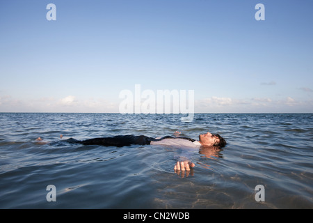 Imprenditore galleggianti in mare Foto Stock