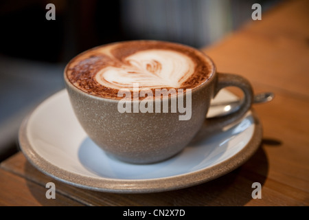 Cappuccino con forma di cuore in schiuma Foto Stock