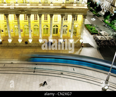 Ciclista fuori opera house, Bordeaux, Francia Foto Stock