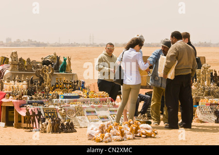 I turisti stranieri presso le Piramidi di Giza Cairo Egitto Foto Stock